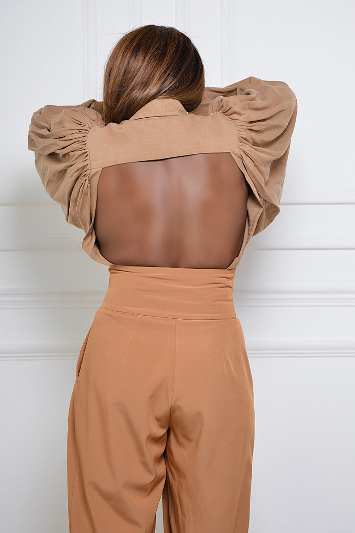 BILOXI BACKLESS PUFF SLEEVE SHIRT IN BROWN