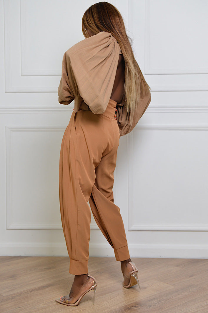 BILOXI BACKLESS PUFF SLEEVE SHIRT IN BROWN