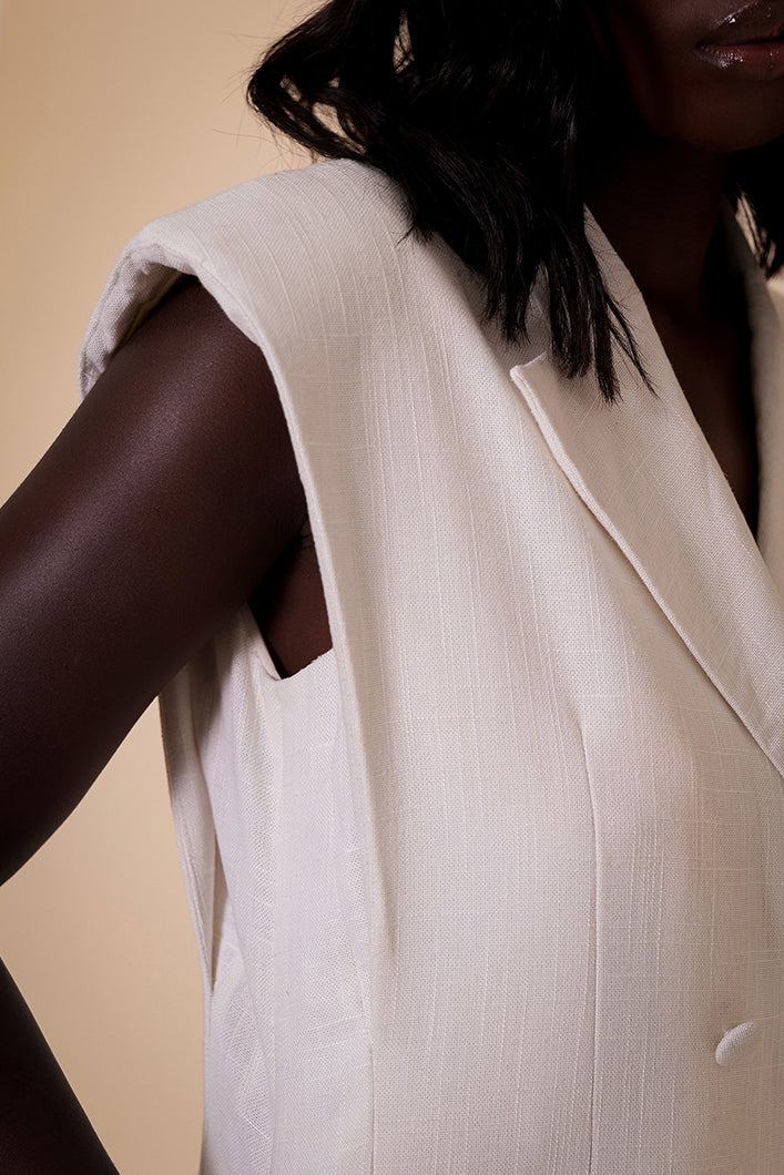 BORDEAUX SLEEVELESS LINEN BLAZER DRESS IN OFF WHITE