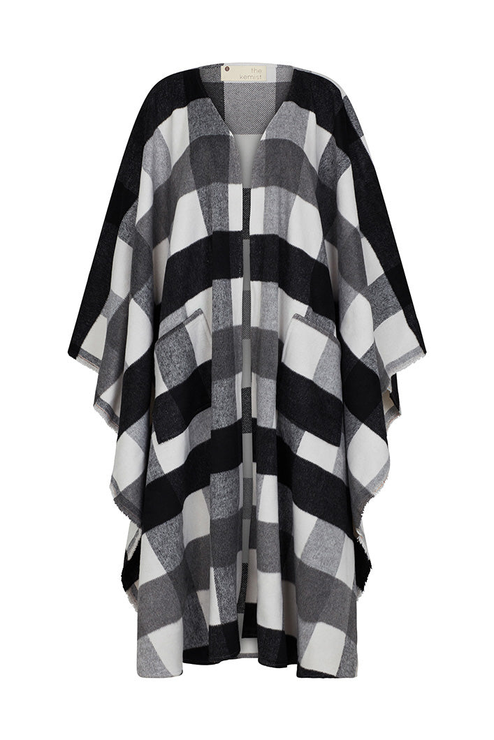 CARDIFF WOOLLEN PONCHO IN BLACK AND WHITE