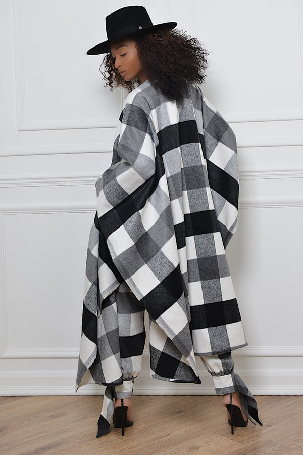 CARDIFF WOOLLEN PONCHO IN BLACK AND WHITE