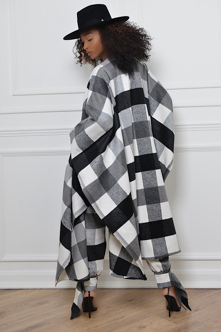 CARDIFF WOOLLEN PONCHO IN BLACK AND WHITE
