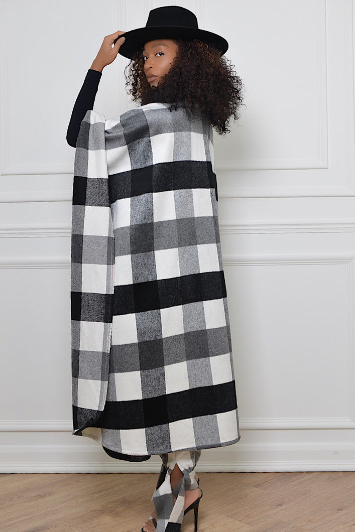 CARDIFF WOOLLEN PONCHO IN BLACK AND WHITE
