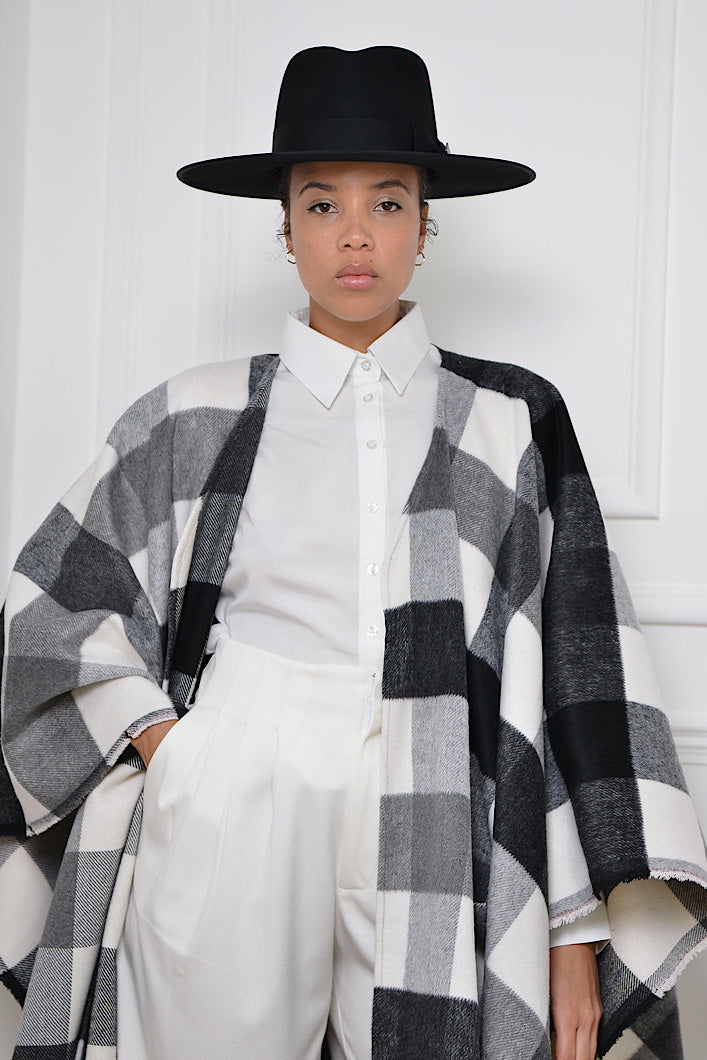 CARDIFF WOOLLEN PONCHO IN BLACK AND WHITE
