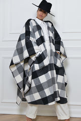 CARDIFF WOOLLEN PONCHO IN BLACK AND WHITE