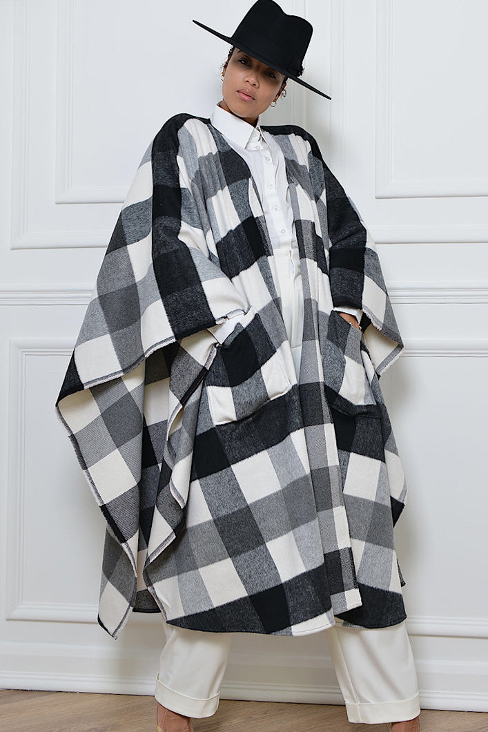 CARDIFF WOOLLEN PONCHO IN BLACK AND WHITE