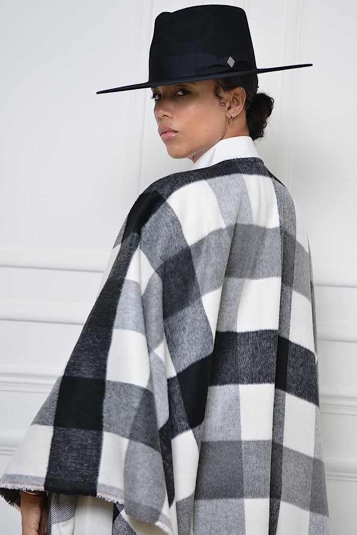 CARDIFF WOOLLEN PONCHO IN BLACK AND WHITE