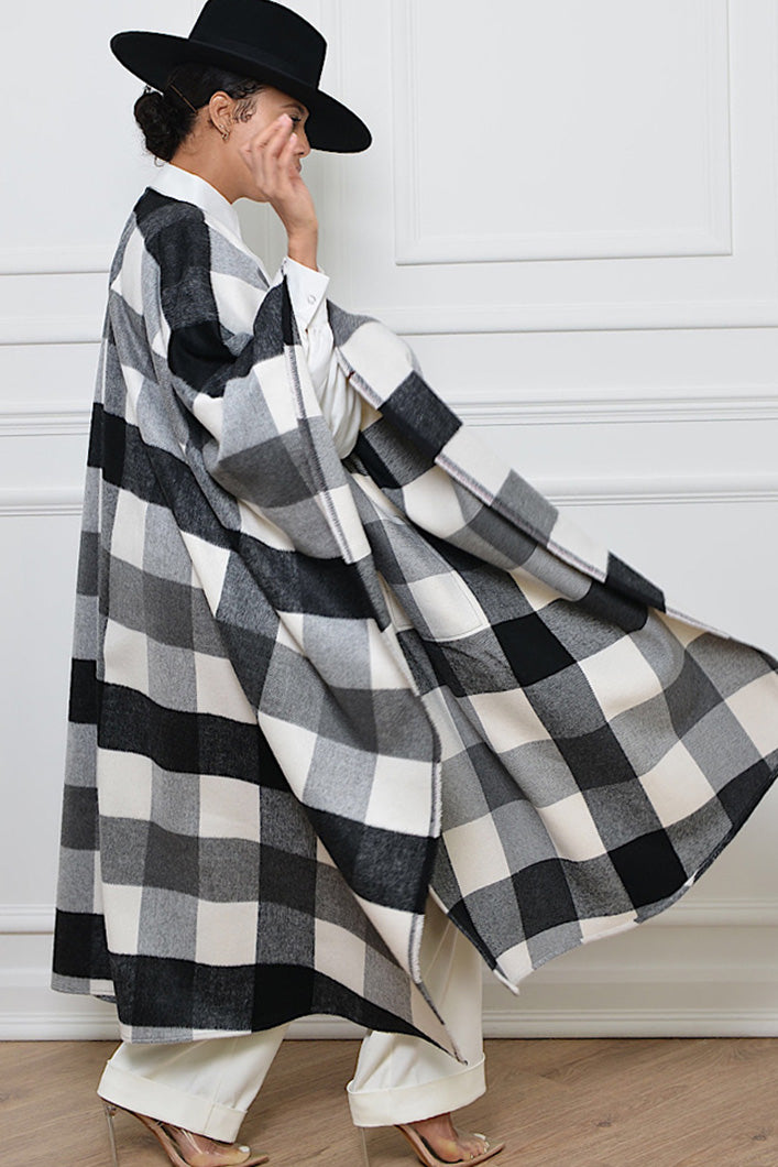 CARDIFF WOOLLEN PONCHO IN BLACK AND WHITE