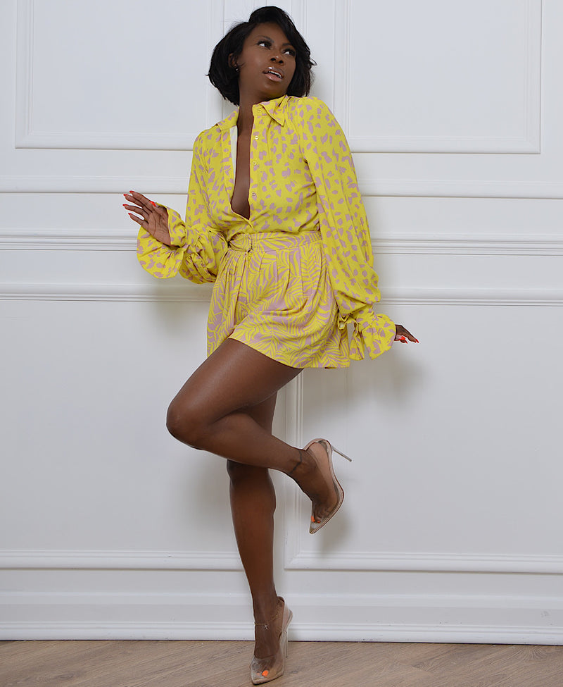 pleated shorts in tropical yellow print