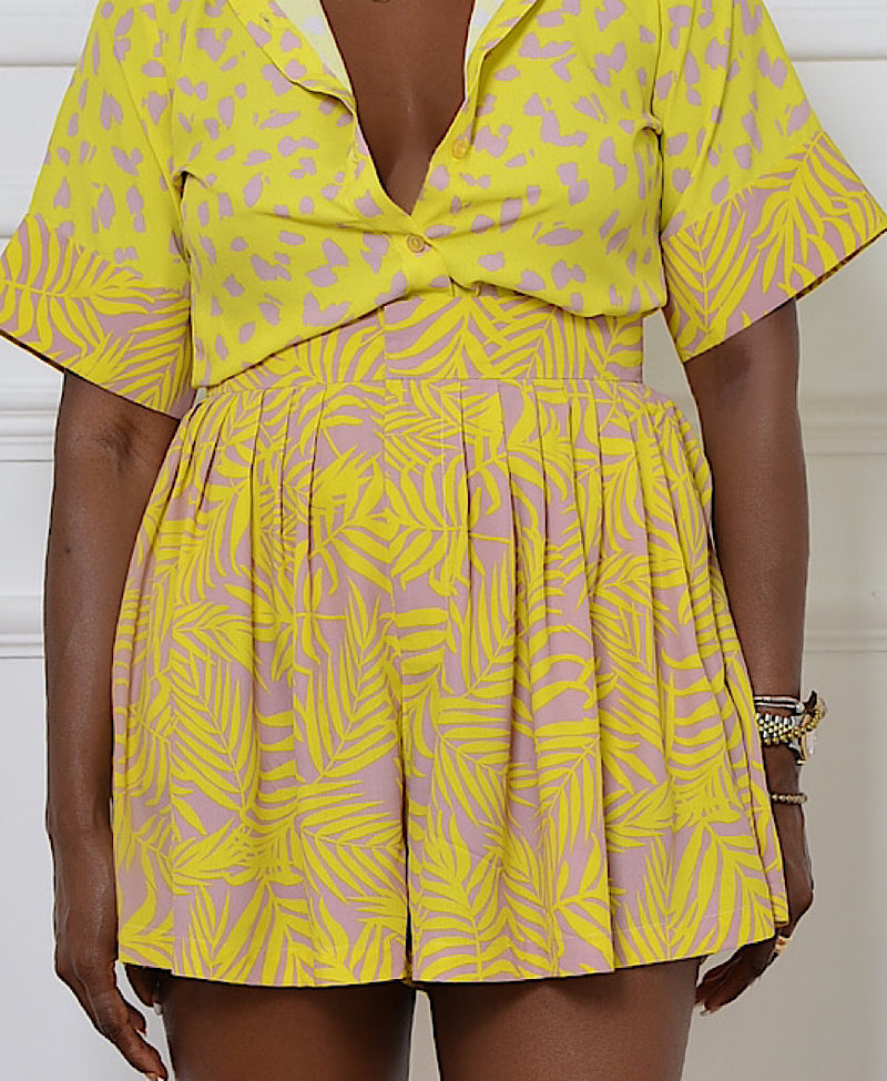  pleated shorts in tropical yellow print